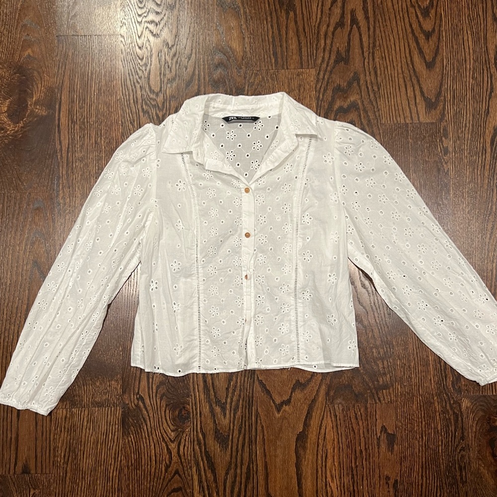 Zara White Eyelet Button-Down Blouse (M, 100% Cotton)